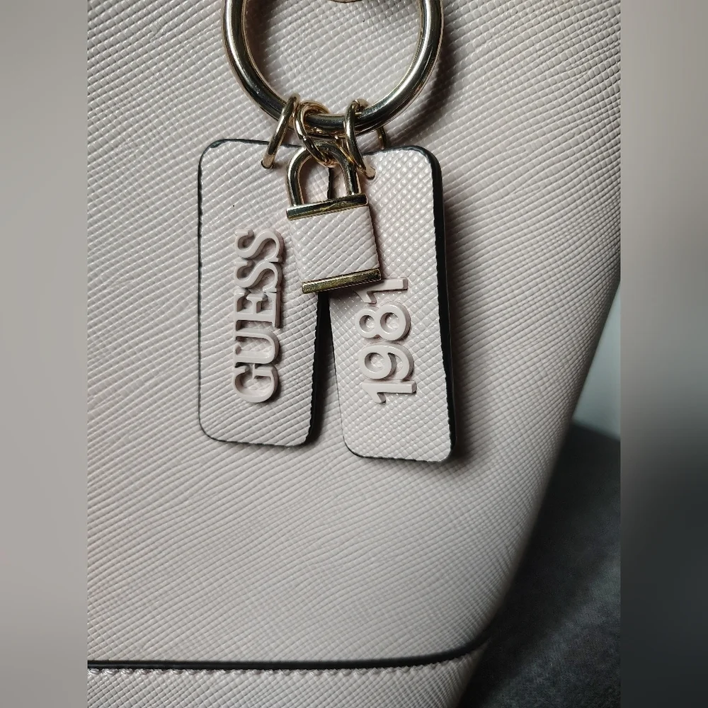 Guess Light Pink Shoulder Bag - New Without Tags - Picture 2 of 8